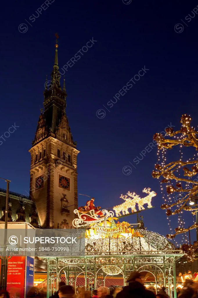 Christmas market on Rathausplatz, City Hall Square, Hamburg, Germany, Europe