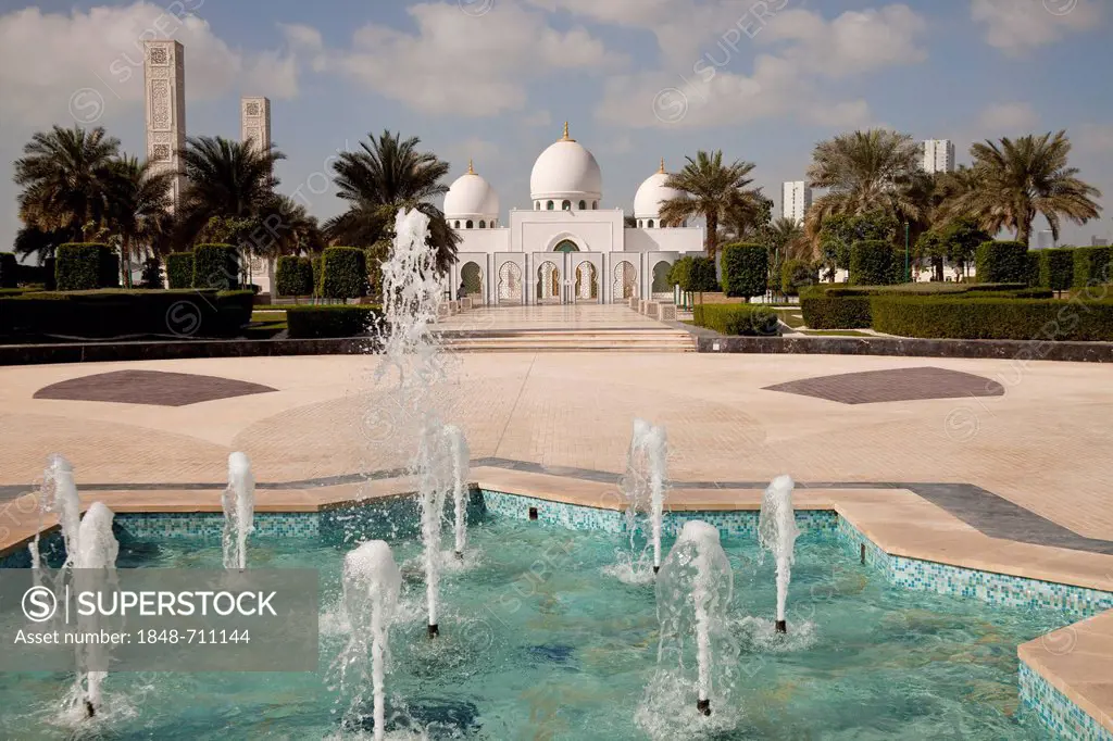 Fountain in the Sheikh Zayed Mosque in Abu Dhabi, United Arab Emirates, Asia