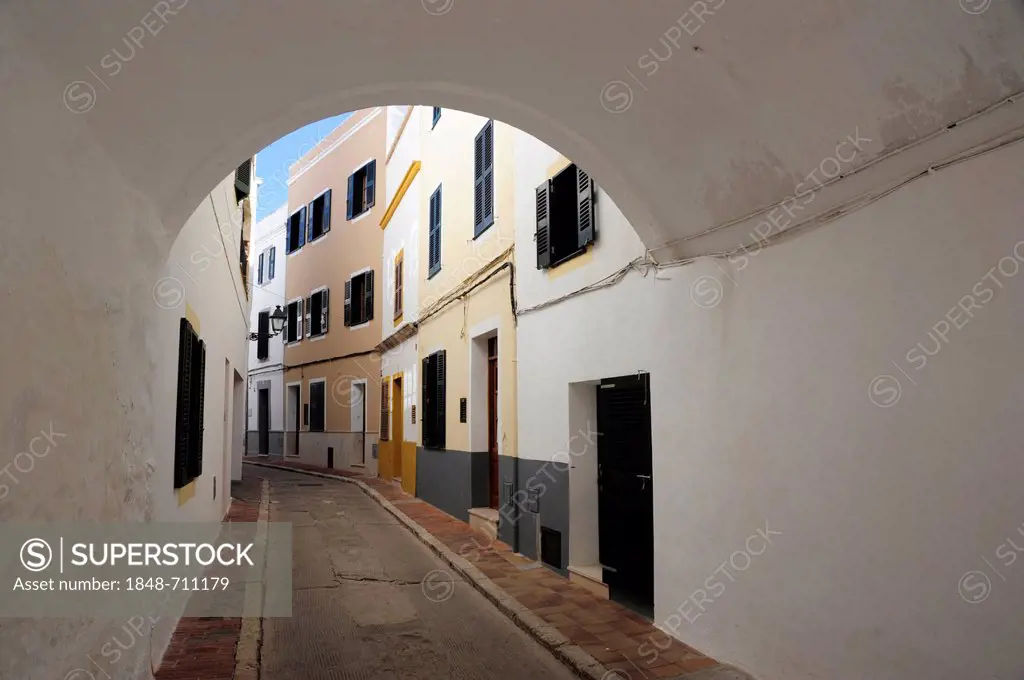 Arched underpass, passage to an alleyway in Ciutadella, Minorca, Menorca, Balearic Islands, Mediterranean, Spain, Europe