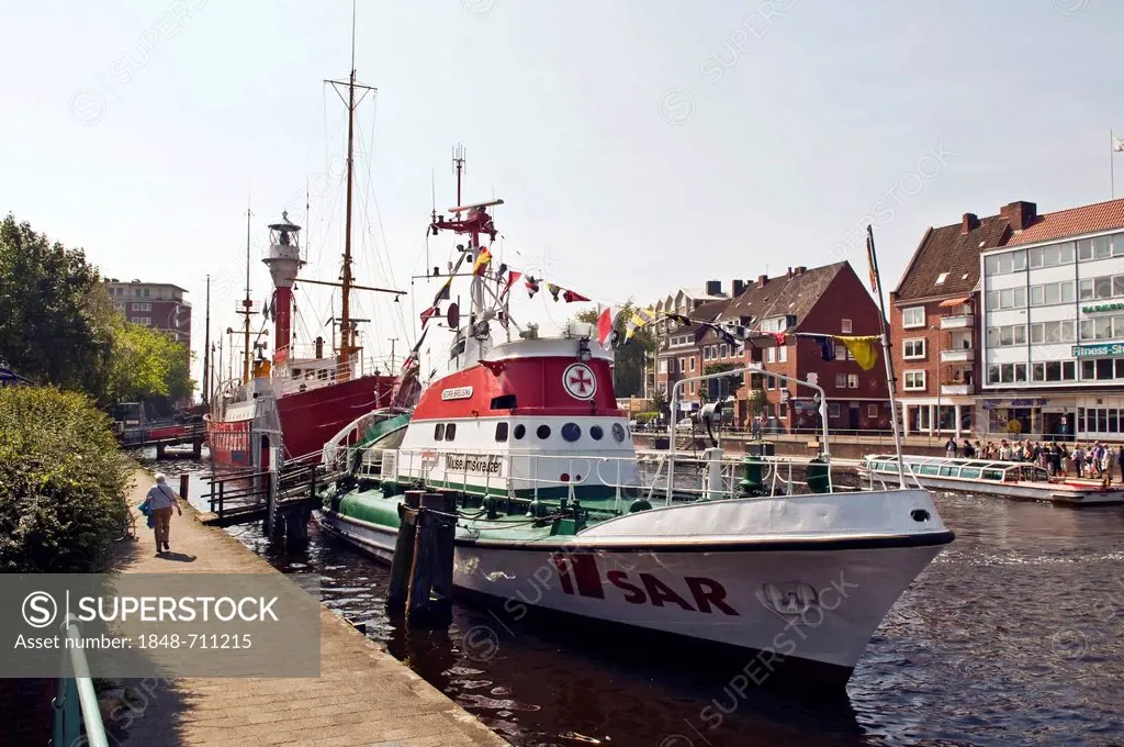 Georg Breusing lifeboat with Deutsche Bucht light vessel museum ship at back, Ratsdelft, Emden harbour, Emden, East Frisia, Lower Saxony, Germany, Eur...