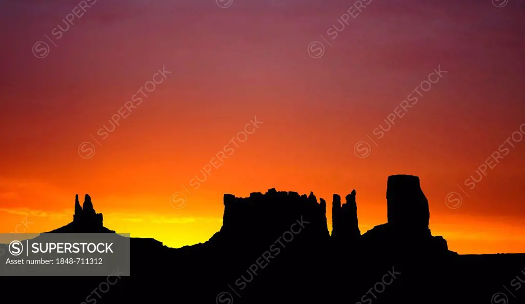 Sunrise, dawn, mesas, King on His Throne, Stagecoach, Bear and Rabbit, Castle Butte, Monument Valley, Navajo Tribal Park, Navajo Nation Reservation, A...