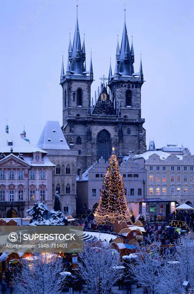 Týn Cathedral, Týnský chrám, Christmas market in the Old Town Square, dusk, Prague, Czech Republic, Europe