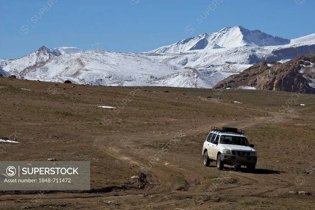 Off-road vehicle on the slopes of the Eastern Pamir, Tajikistan, Central Asia, Asia