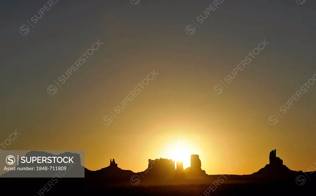 Sunrise, dawn, mesas, Brigham's Tomb, King on His Throne, Stagecoach, Bear and Rabbit, Castle Butte, Big Indian, Monument Valley, Navajo Tribal Park, ...