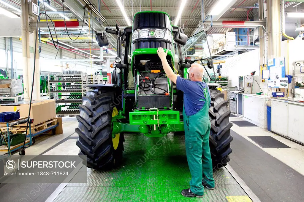 Battery control in the tractor production section at the European headquarters of the American agricultural machinery manufacturer John Deere, Deere &...