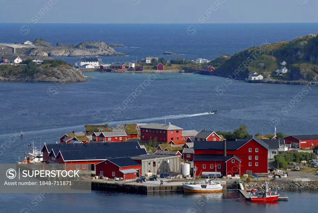 The red houses of Reine on the coast of the Norwegian Sea, island of Moskenesøy, Moskenesoy, Lofoten archipelago, Nordland, Norway, Europe