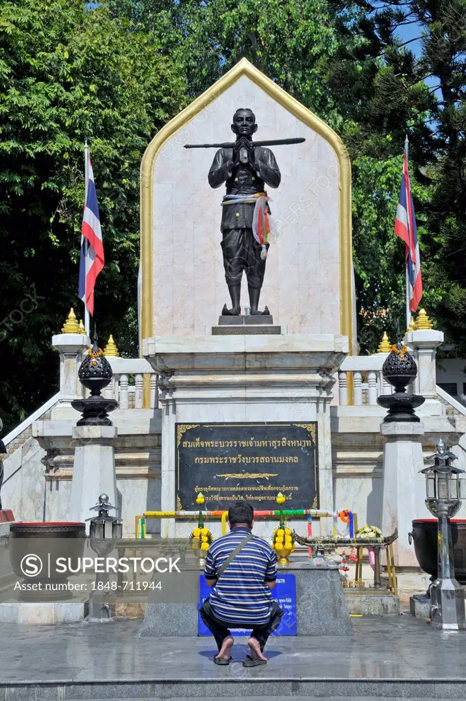 Worship, man kneeling in front of a monument of King Rama I, Bangkok, Thailand, Asia, PublicGround
