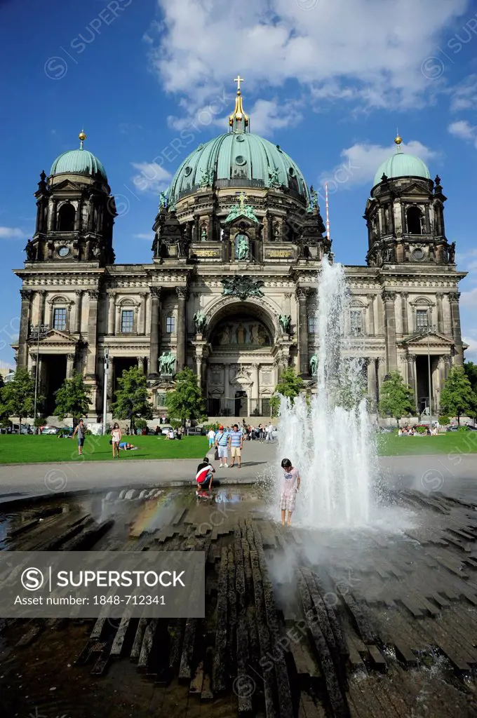 Fountain in front of Berlin Cathedral, Museum Island, a UNESCO World Heritage site, Mitte district, Berlin, Germany, Europe