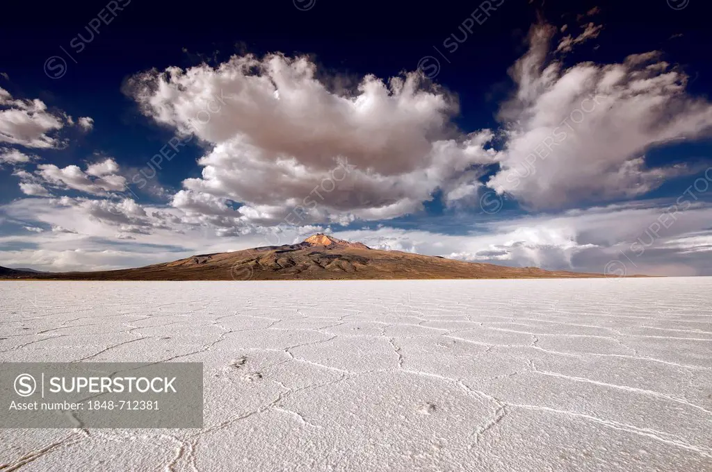 Salt lake with mountain range, Salar de Uyuni, Uyuni, Bolivia, South America