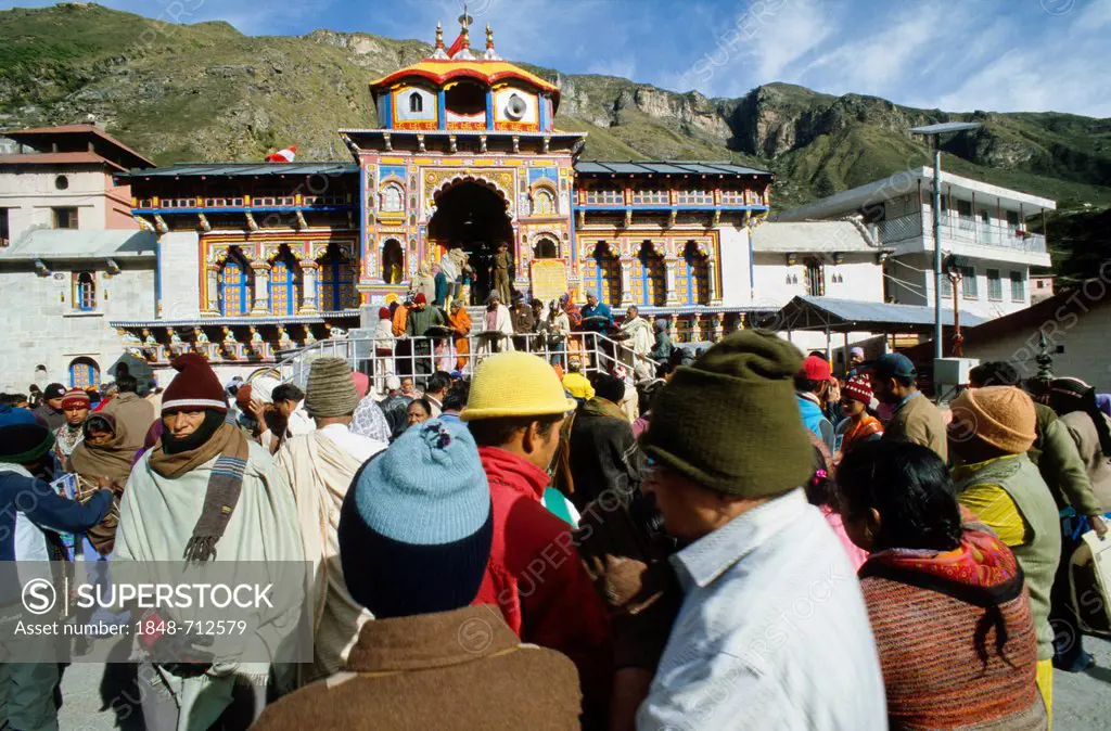 Pilgrims at Badri Narayan, the temple of Badrinath, Badrinath, Uttarakhand, formerly Uttaranchal, India, Asia