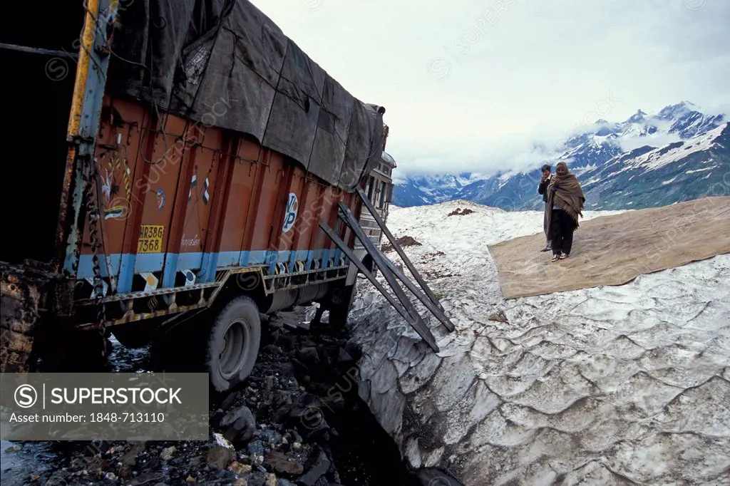 Truck with a broken axle on a pass, Rohtang Pass, Himachal Pradesh, Indian Himalayas, North India, India, Asia