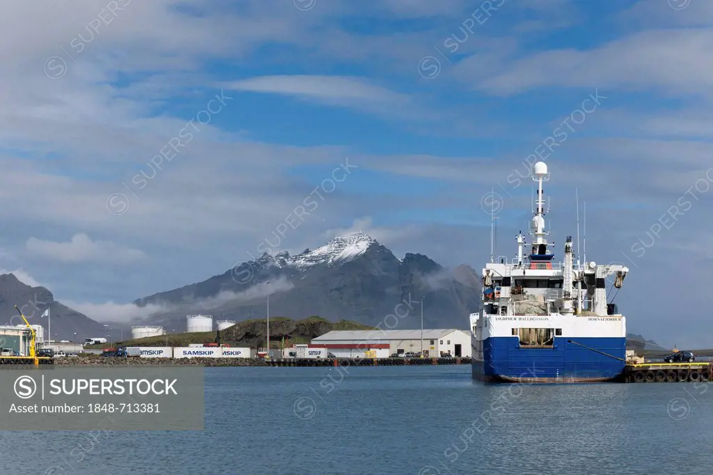 Fishing trawler in the harbour, Hoefn, Iceland, Northern Europe, Europe