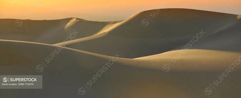 Mesquite Flat Sand Dunes, morning light at sunrise, Stovepipe Wells, Death Valley National Park, Mojave Desert, California, United States of America, ...