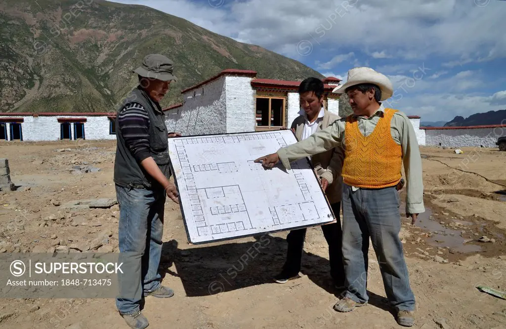 Tibetan craftsmen during the construction of a traditional Tibetan building, Pundo, Reting, Himalayas, Lhundrup County, central Tibet, Tibet, China, A...