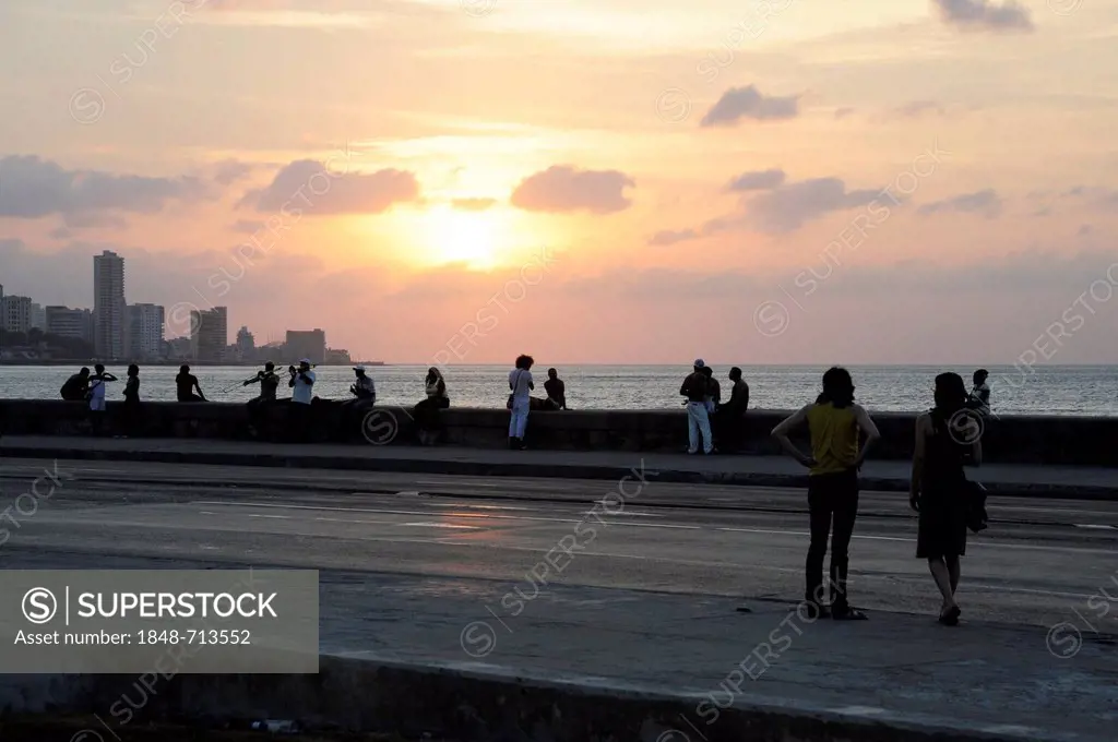 Evening mood at the Malecon sea wall, Avenida de Antonio Maceo, a boulevard in the city center of Havana, Centro Habana, Cuba, Greater Antilles, Gulf ...
