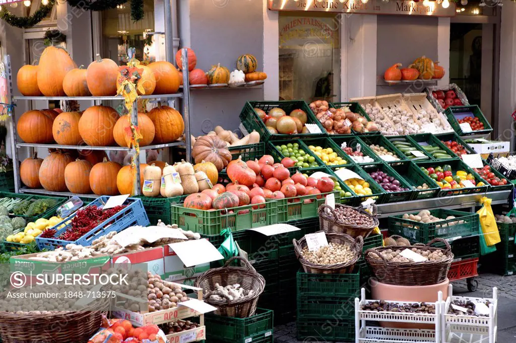 Vegetable stand, market on Marktplatz square, Neustadt an der Weinstrasse, Rhineland-Palatinate, Germany, Europe