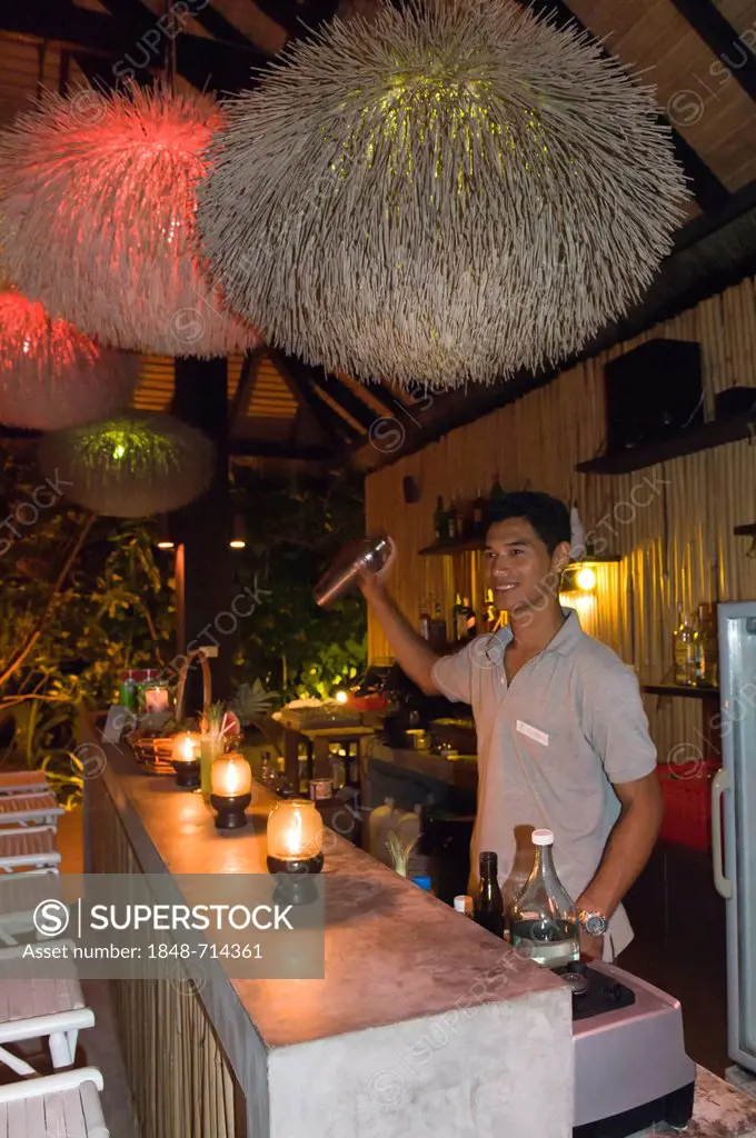 Bartender mixing cocktails, The Sevenseas Resort, Ko Kradan, Koh Kradan, Trang, Thailand, Southeast Asia, Asia