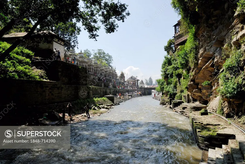 Pandra Shivalaya Complex and the Ghats of Pashupatinath on the holy Bagmati River, Kathmandu, Nepal, Asia