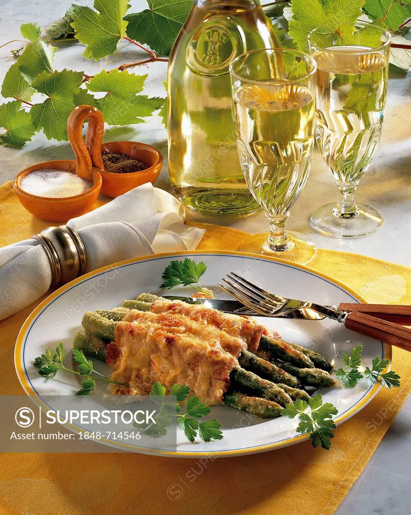 Green asparagus scalloped with Parmesan and Gruyère cheese, USA