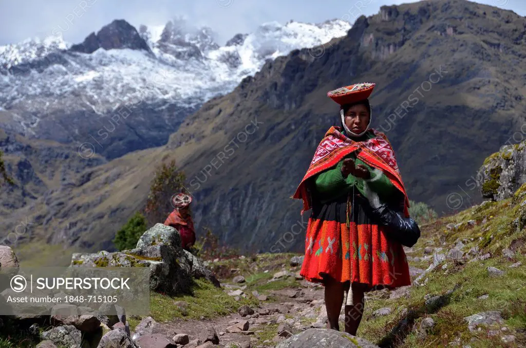 Traditionally dressed Indio woman in the Andes Mountains, near Cuzco, Peru, South America