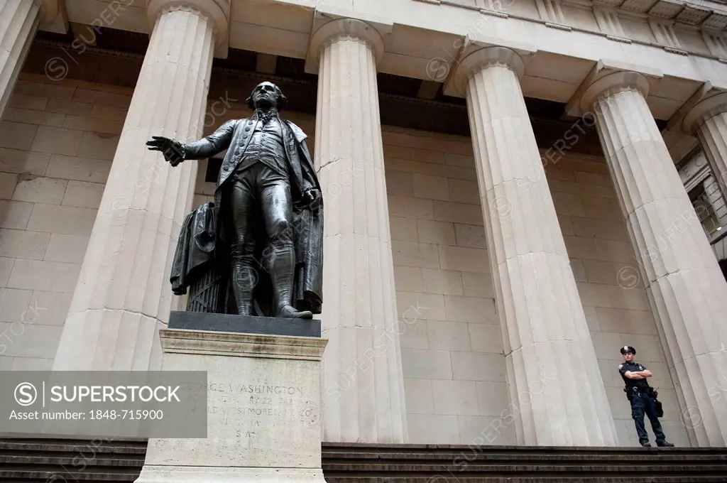 Statue of George Washington in front of the Federal Hall National Memorial, with a police officer, Wall Street, Financial District, Lower Manhattan, N...