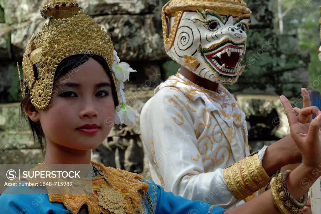 Young Cambodian woman and man, Apsara dancers in Bayon Temple, Angkor Wat Temple Complex, Siem Reap, Cambodia, Southeast Asia, Asia