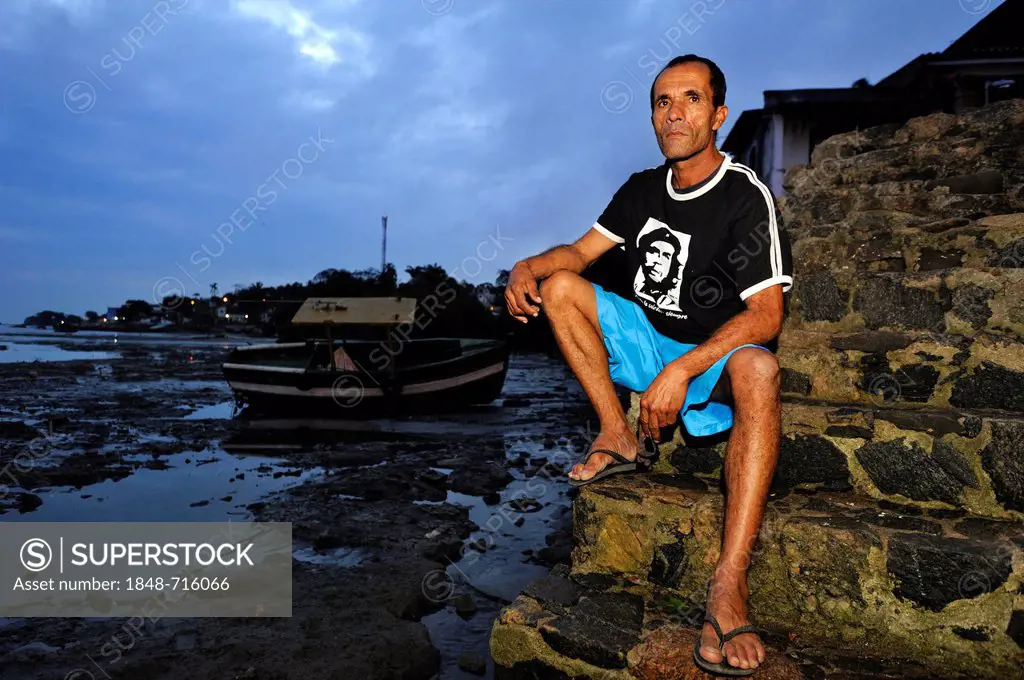 Serious looking fisherman wearing a Che Guevara T-shirt in the fishing port of Guaratiba, since the construction of the TKCSA steel plant by Thyssen-K...