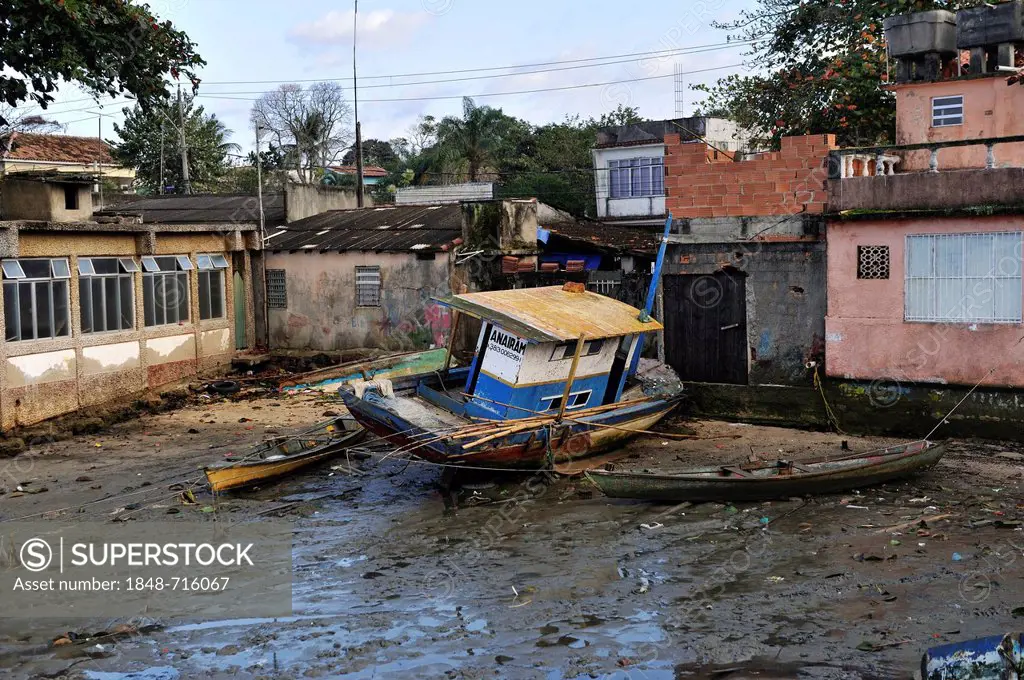 Rotting boat in the fishing port of Guaratiba, since the construction of the TKCSA steel plant by Thyssen-Krupp, the fishermen see their livelihoods i...