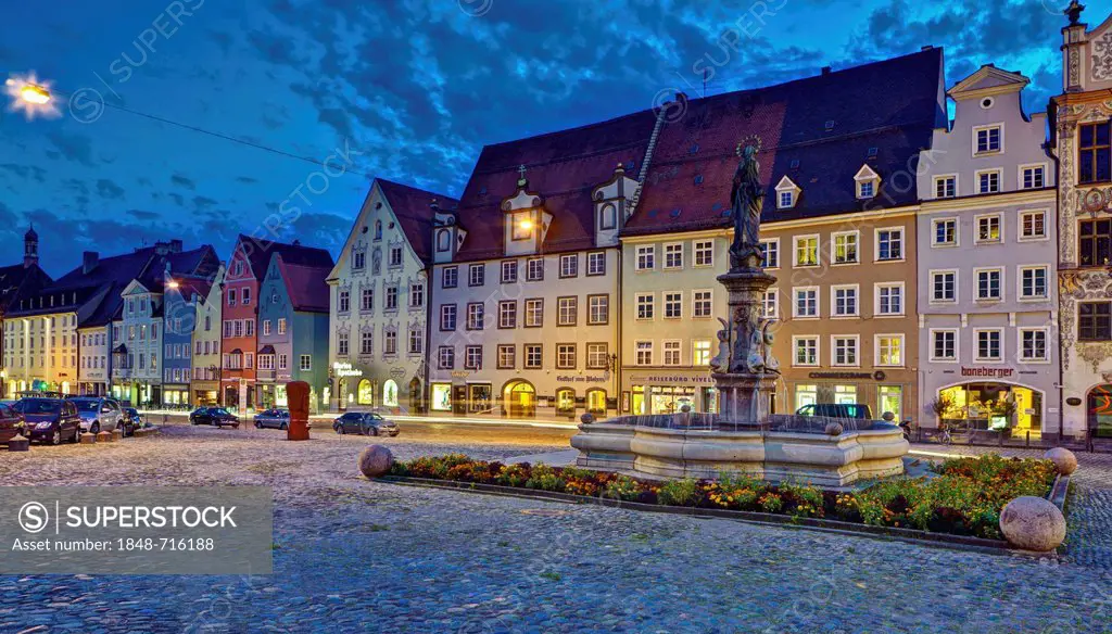 Main square with Marienbrunnen fountain at dusk, Landsberg am Lech, Bavaria, Germany, Europe