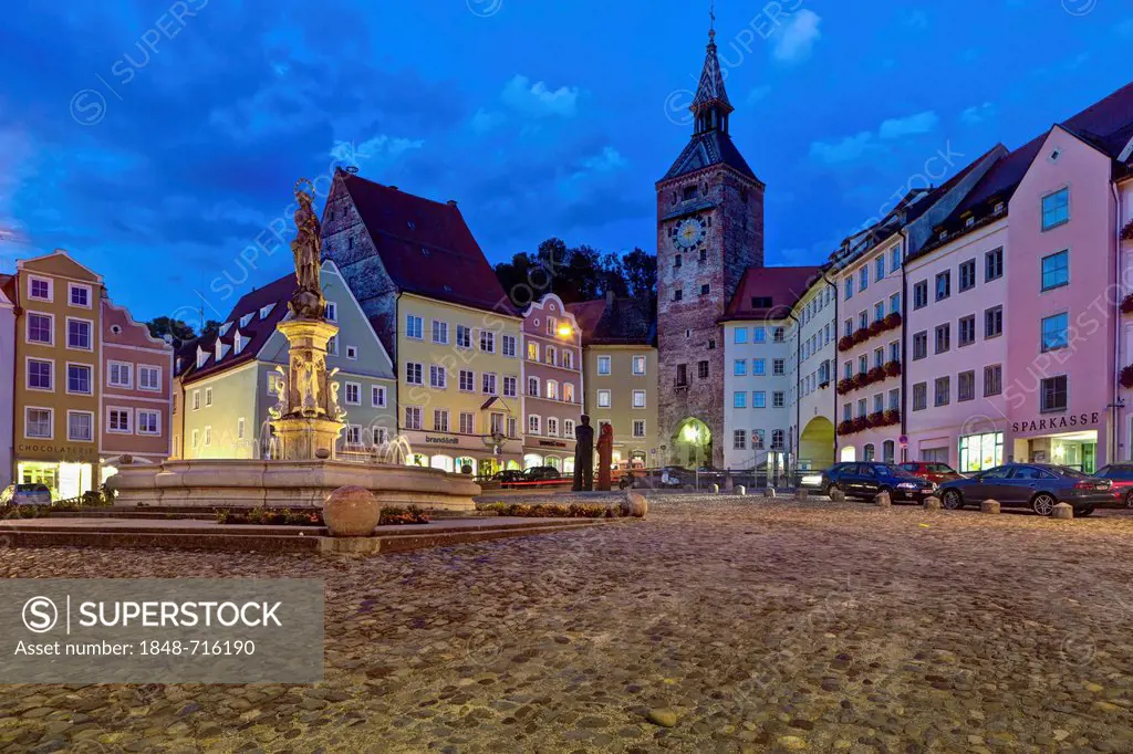 Main square with Marienbrunnen fountain and Schmalzturm tower at dusk, Landsberg am Lech, Bavaria, Germany, Europe
