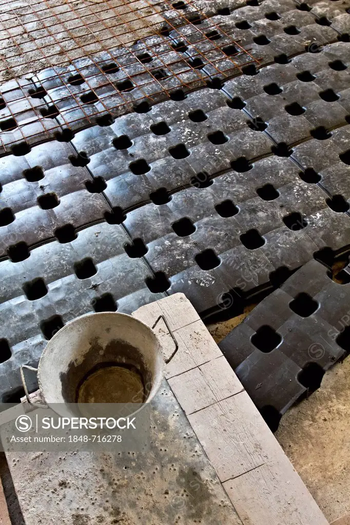 Installing Cupolex on a construction site, insulation system under the floor
