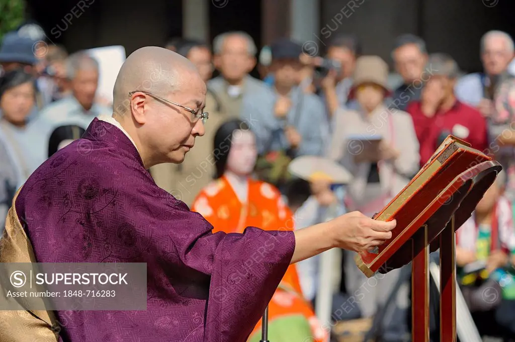 Nun wearing sutras for a Buddhist memorial service, so that the souls of the dolls can be redeemed, Hokyo-ji Temple, Kyoto, Japan, East Asia, Asia