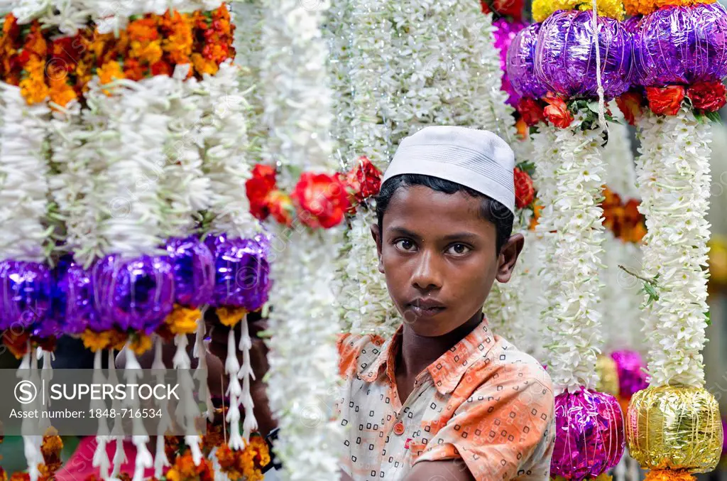 Muslim flower seller, leis or floral garlands, market, Mysore, South India, India, Asia