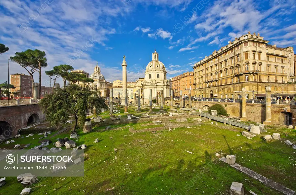 Excavation site, Foro Traiano, Trajan's Forum, with Trajan's Column in front of the Vittorio Emanuele II Monument, Rome, Italy, Europe