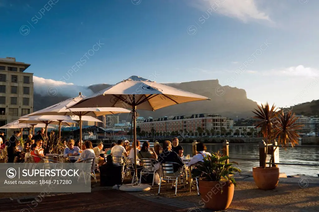 People in street cafes, Table Mountain, Victoria & Alfred Waterfront, Cape Town, Western Cape, South Africa, Africa
