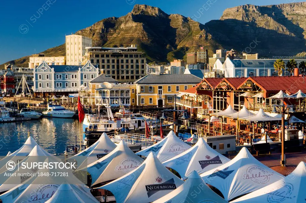 Boats, outdoor cafes, Table Mountain, Victoria & Alfred Waterfront, Cape Town, Western Cape, South Africa, Africa