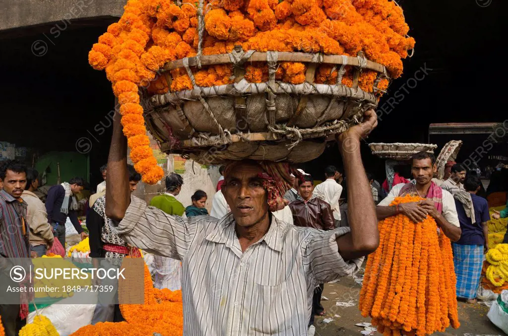 Vendor at the 125-year Kolkata Flower Market, eastern India's largest flower market, Kolkata, West Bengal, India, Asia