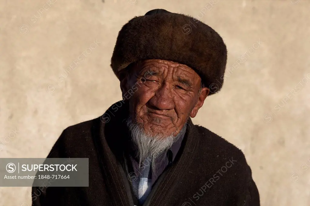 Kirghiz man in Alichur on the Pamir Highway M41, Pamir, Tajikistan, Central Asia, Asia