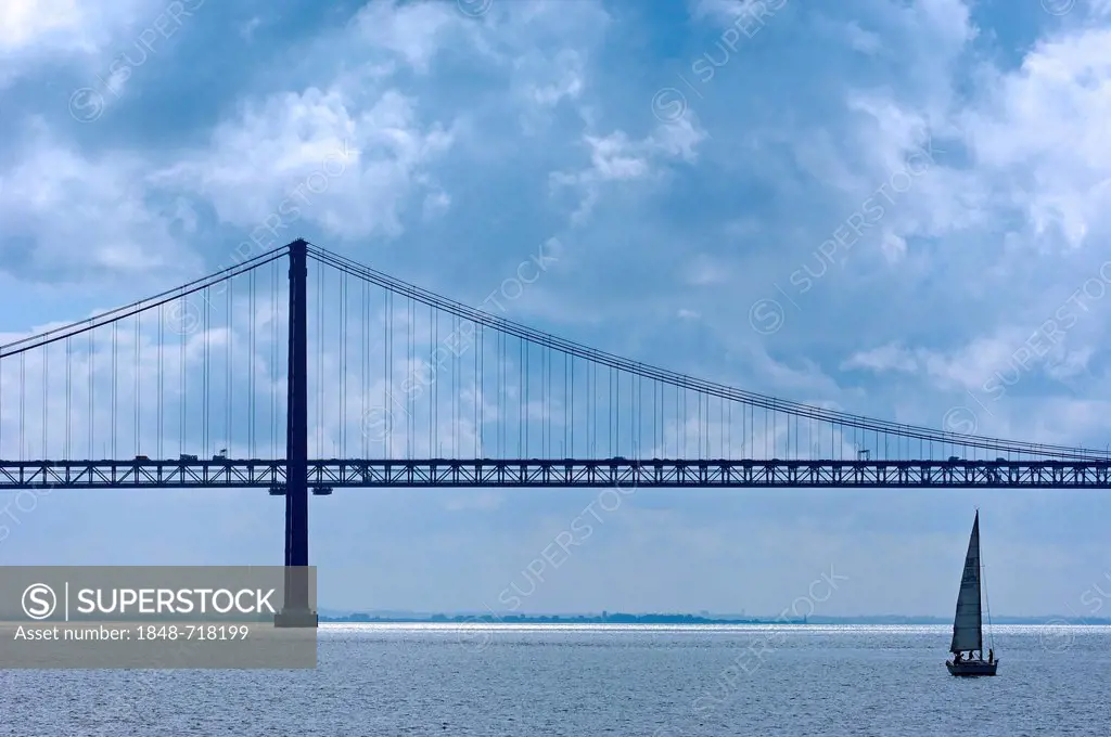 Ponte 25 de Abril, 25th of April Bridge, Tagus or Tejo River, Lisboa, Lisbon, Portugal, Europe