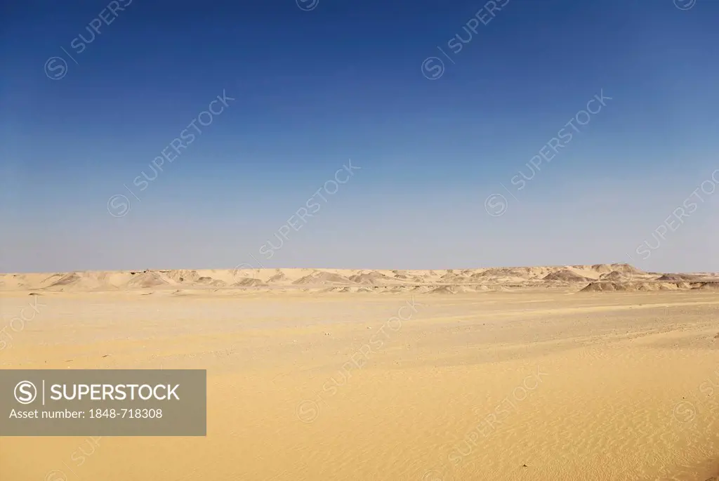 Desert landscape between Luxor and Kharga Oasis, Western Desert, Egypt, Africa