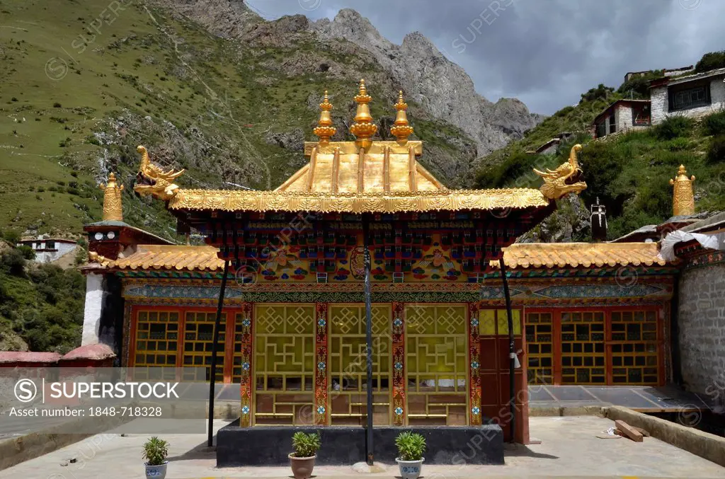 Gold-coloured roofs and turrets, Terdrom Nunnery, Terdrom, Tidro Gompa, Himalayas, Lhundrup district, central Tibet, Tibet, China, Asia