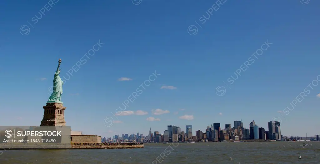 Statue of Liberty, Liberty Island, skyline of Manhatten, New York City, New York, United States, North America