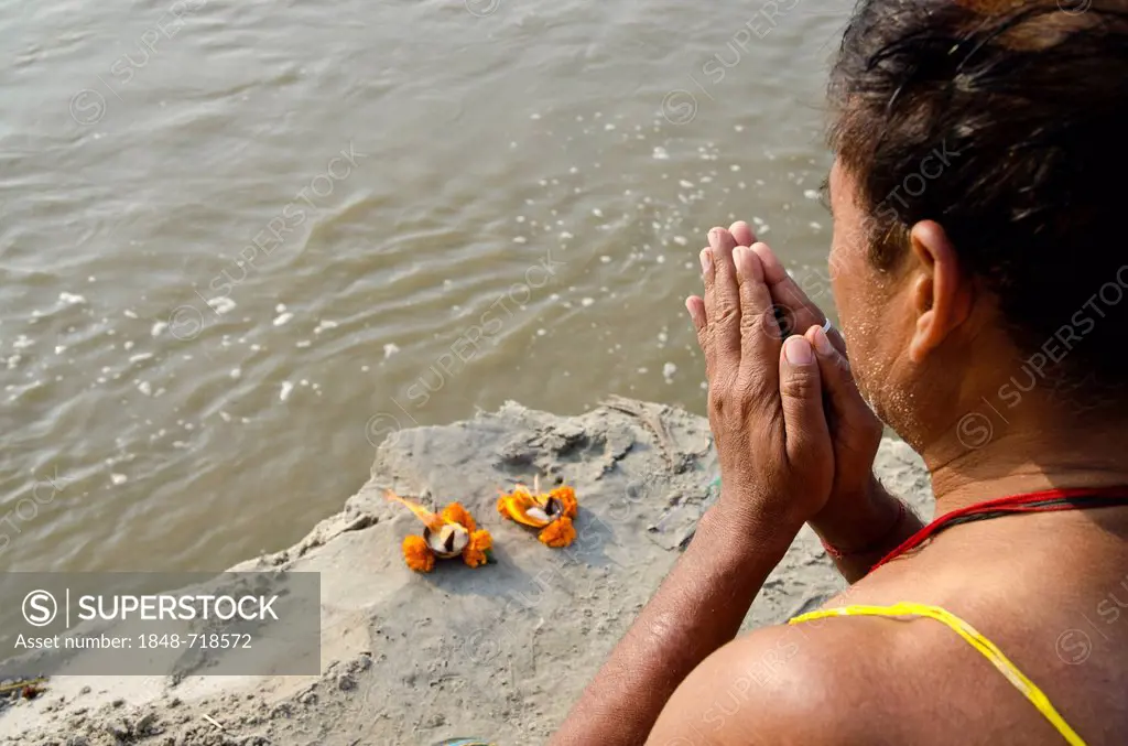 Pilgrim meditating at Sangam, the confluence of the holy rivers Ganges, Yamuna and Saraswati, in Allahabad, Uttar Pradesh, India, Asia