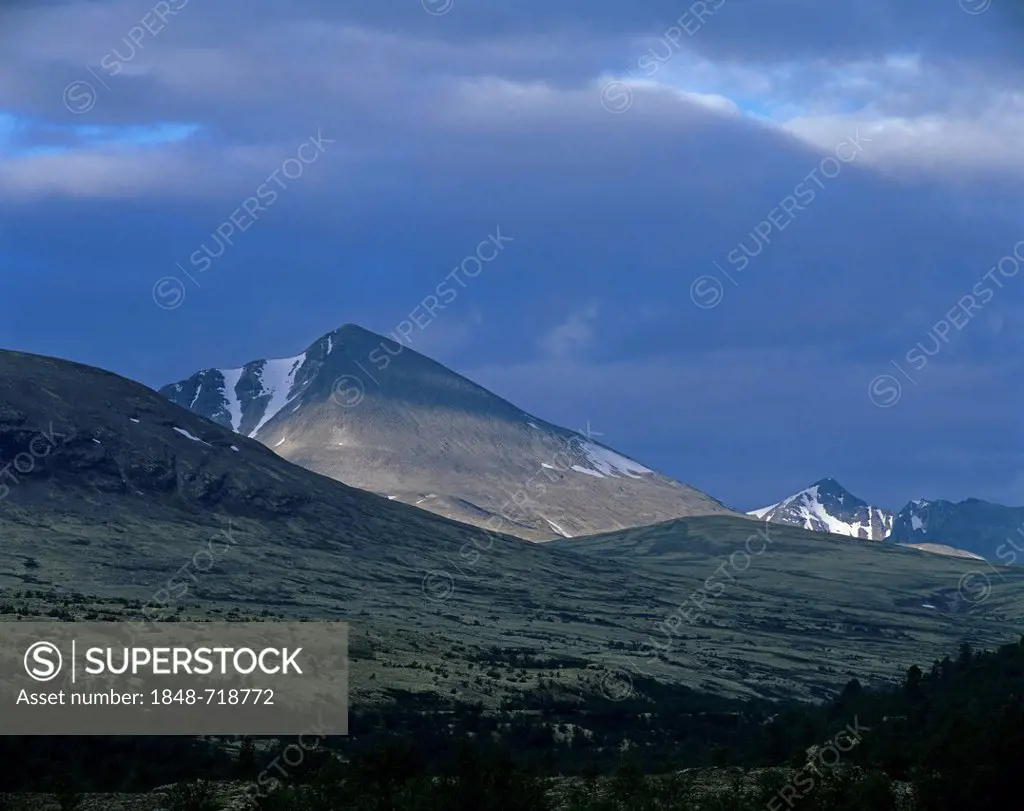 Peak of Mt Digerronden, left, Rondane National Park, Norway, Scandinavia, Europe