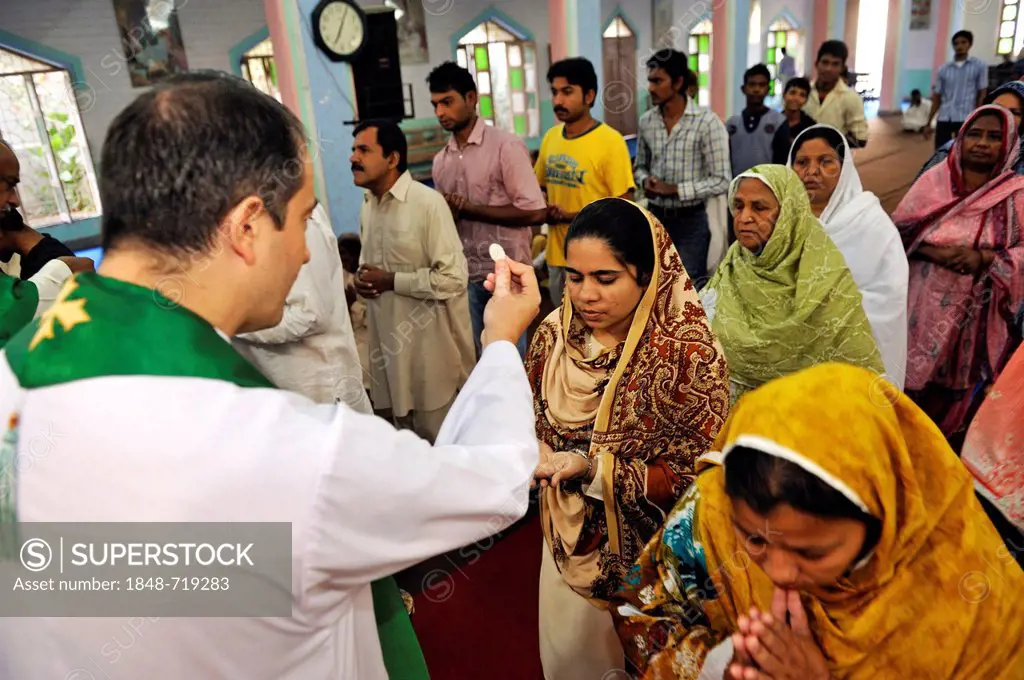 Mass, veiled women receiving Communion, Parish Church of St. John, Christian community of Youhanabad, Lahore, Punjab, Pakistan, Asia