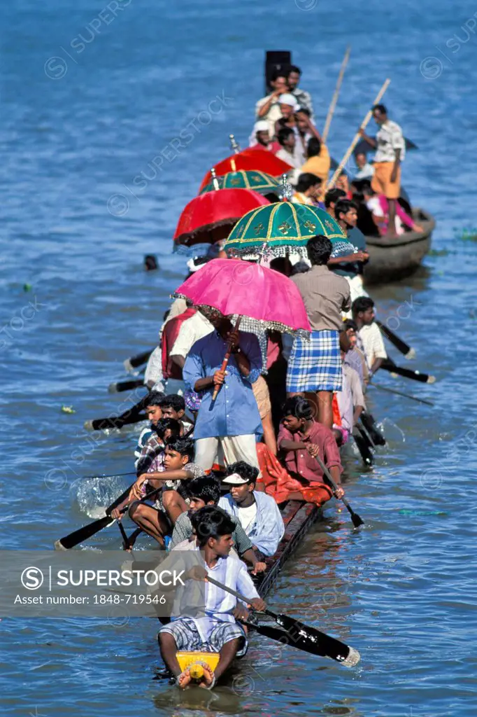 Rajiv Gandhi boat race, men in a Kettuvalam boat with colourful umbrellas, Alappuzha or Alleppey, Kerala, South India, India, Asia