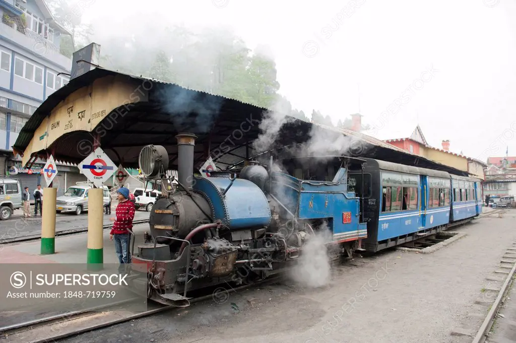 Historic train, Darjeeling Himalayan Railway, narrow-gauge railway, Toy Train, UNESCO World Heritage Site, Darjeeling, West Bengal, India, South Asia,...