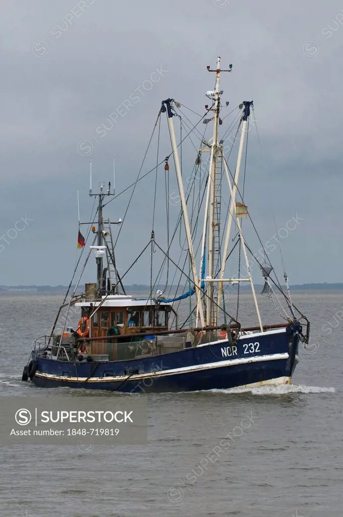 Shrimp boat Nordstrand, NOR 232, on her way back to the home port of Norddeich, Wadden Sea, UNESCO World Heritage Site, East Frisia, Lower Saxony, Ger...