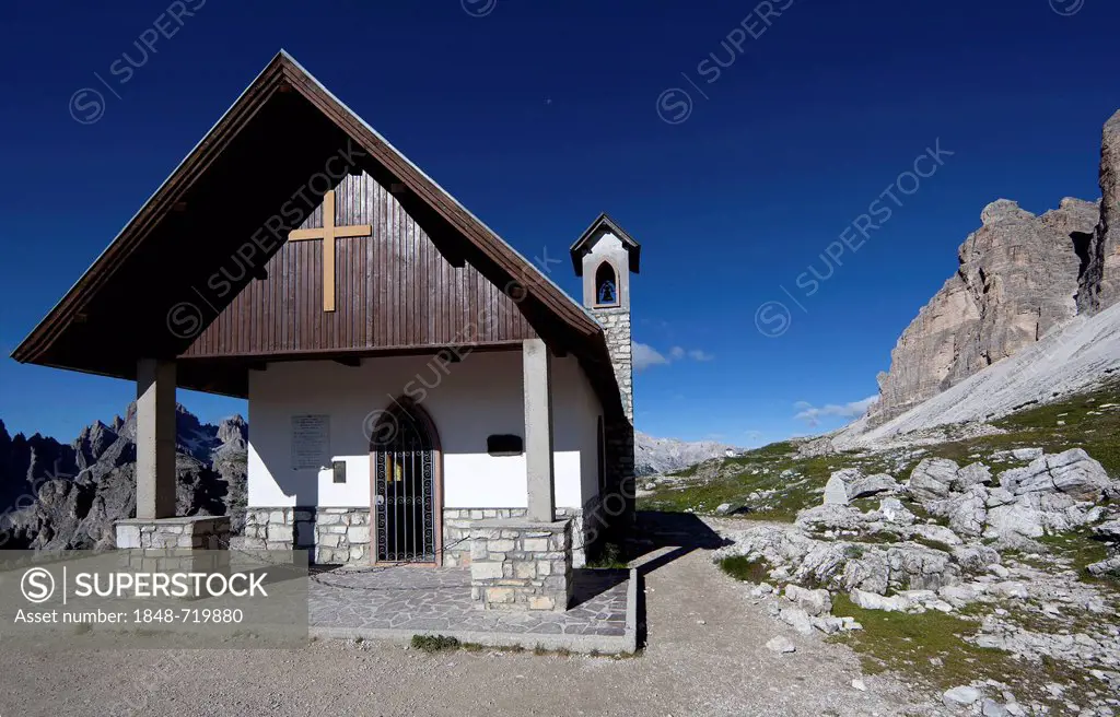 Chapel, Tre Cime di Lavaredo, Three Peaks, Dolomites, Alto Adige, Italy, Europe