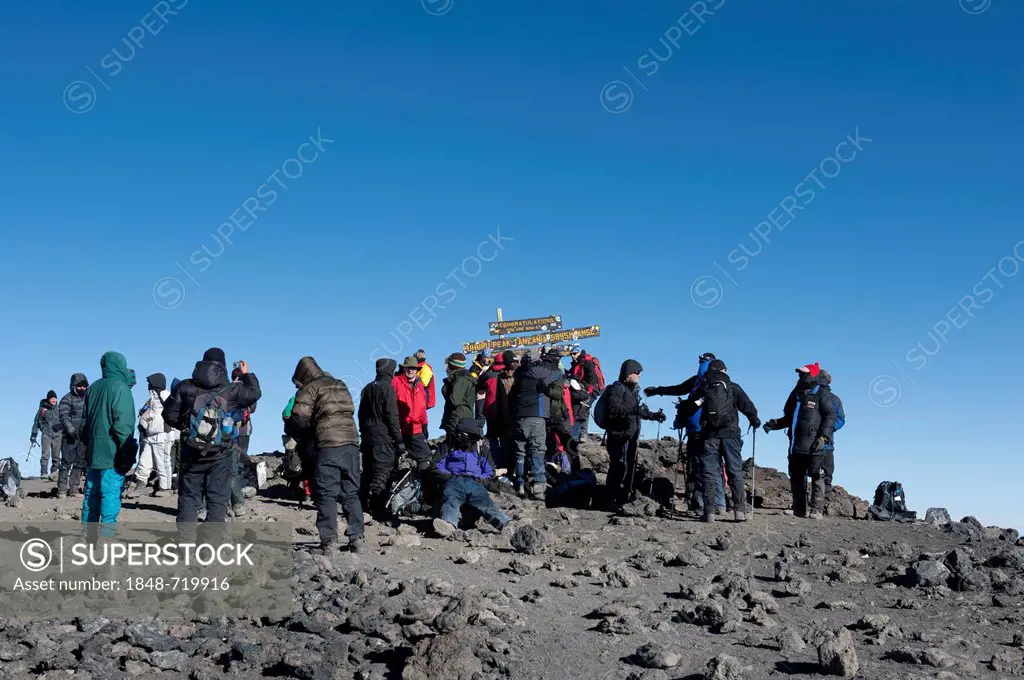 Mountaineering, mass tourism, many mountaineers at a sign on the summit of Mount Kilimanjaro, Kibo, Uhuru Peak, 5895m, Marangu Route, Tanzania, East A...